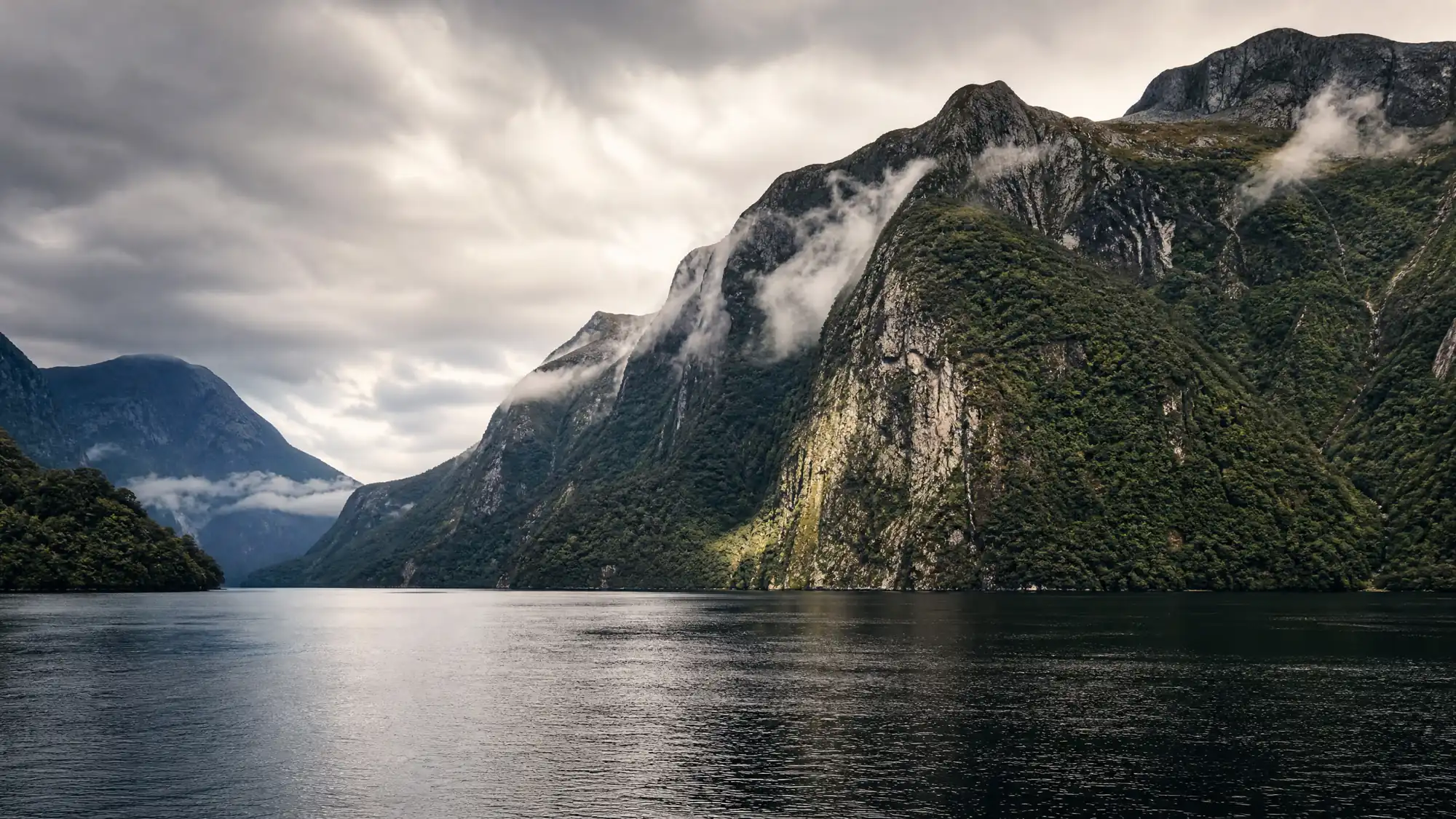 Erreichen Sie den tiefsten Fjord der Südinsel. Bis zum Wasser ist ein mehrstufiger Transfer über den Manapouri-See und den Wilmot Pass nötig.